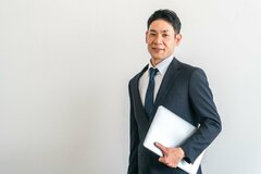 【課長の給与一覧表】平均は月52万9200円。いちばん人数が多いのは45万円台に「年代別」にも平均額を見る