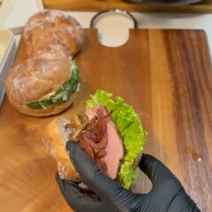 【お弁当術】夫へ作るポテトサラダときゅうりのサンドイッチ弁当。具材の挟み方を工夫して断面を整え、見栄えを良くする献立の工夫