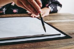 見た目がそっくりだけど意味が真逆の文字　2つの文字の境界線を見つける試みがSNSで話題に