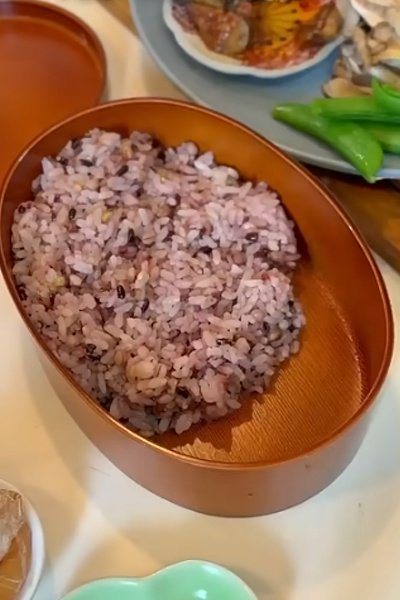 まずはお弁当箱にご飯を詰めます
