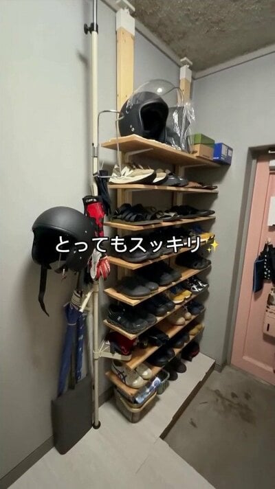 靴を並べた8段の靴箱