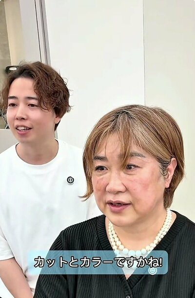 トップに動きがあり、全体に明るいベージュ系の短めの髪の女性（ビフォー）