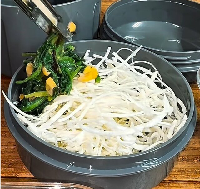 【ランチジャー弁当】50代大工が作る「肉巻きレタスの照り焼き弁当」シジミの味噌汁も疲れた体に染み渡る