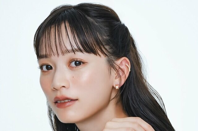 「上田家最高」上田綺世のモデル妻 ユニ姿＆パパのアクスタを握る0歳長女の写真を披露「最高のパパ」「トキメキが止まらない」初の”父の日”に2ゴール 由布菜月が投稿