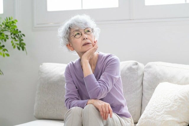 【70歳代おひとりさまの平均貯蓄額】中央値は500万円に。公的年金は偶数月「15日」に2カ月分の後払い