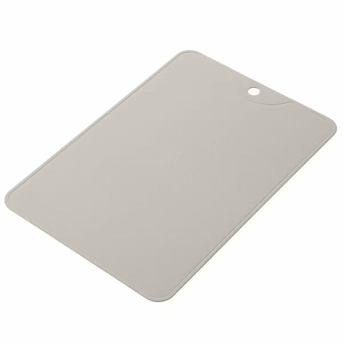 セットのまな板は縦330mm、横230mm、厚さ2mm