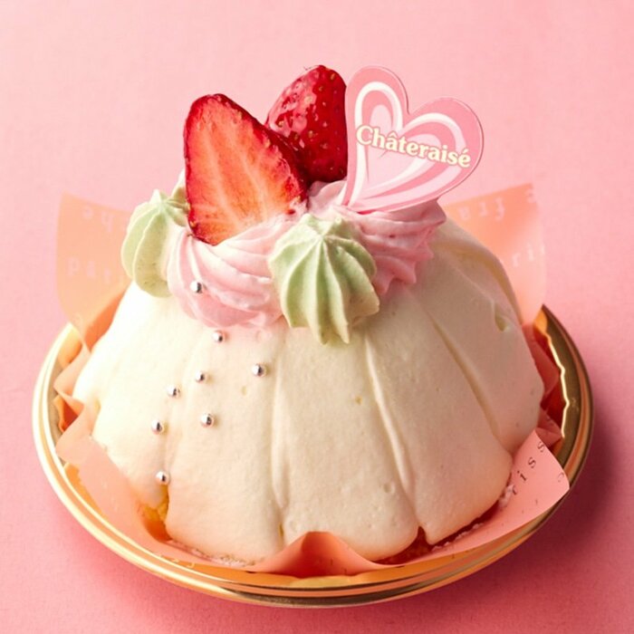 なめらかなヨーグルトムースの中に、やさしい甘さの青りんごジュレを入れホイップクリームで包み、とちあいか苺をトッピングしています。