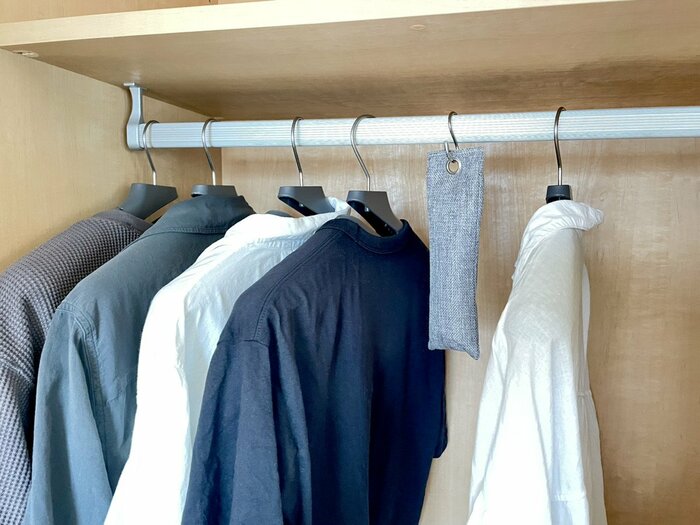 クローゼットにかかった竹炭 消臭除湿バッグ