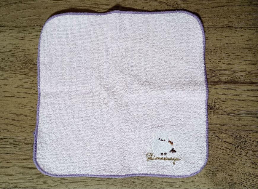 筆者撮影（セリア、単色メロー刺繍タオルハンカチ20×20cmシマエナガ）