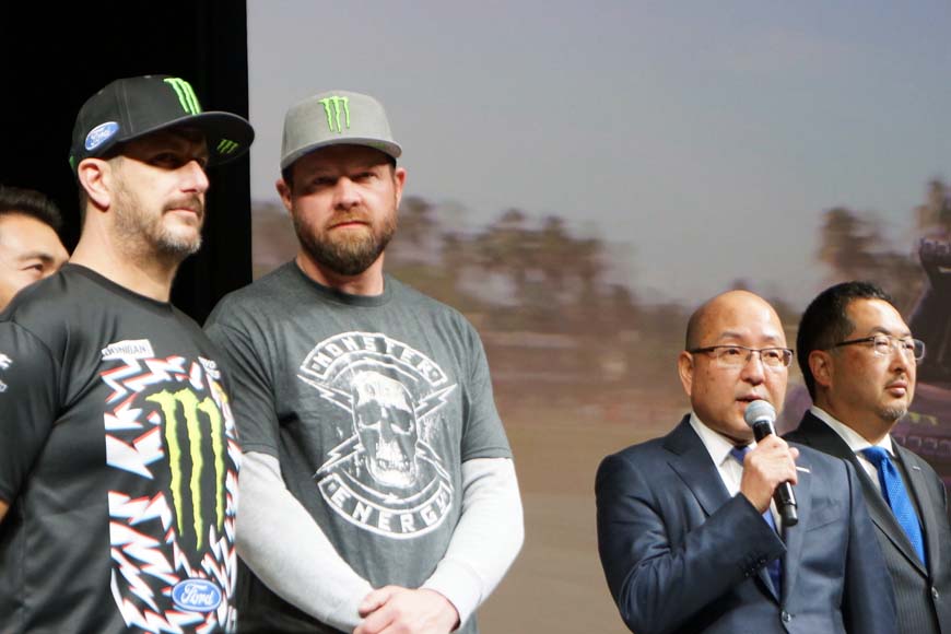 左からケン・ブロック、BJバルドウィン、清水隆史 東洋ゴム工業代表取締社長、水谷友重 同社常務執行役員