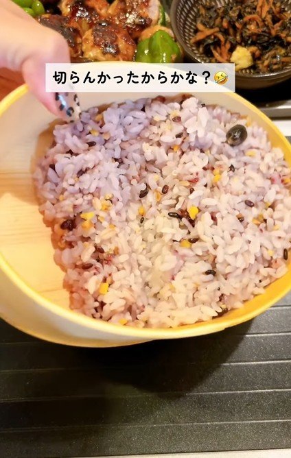 家族に大好評の【ピーマンの肉詰め弁当】が美味しそう！残り物を活用した鮮やかな副菜にも注目
