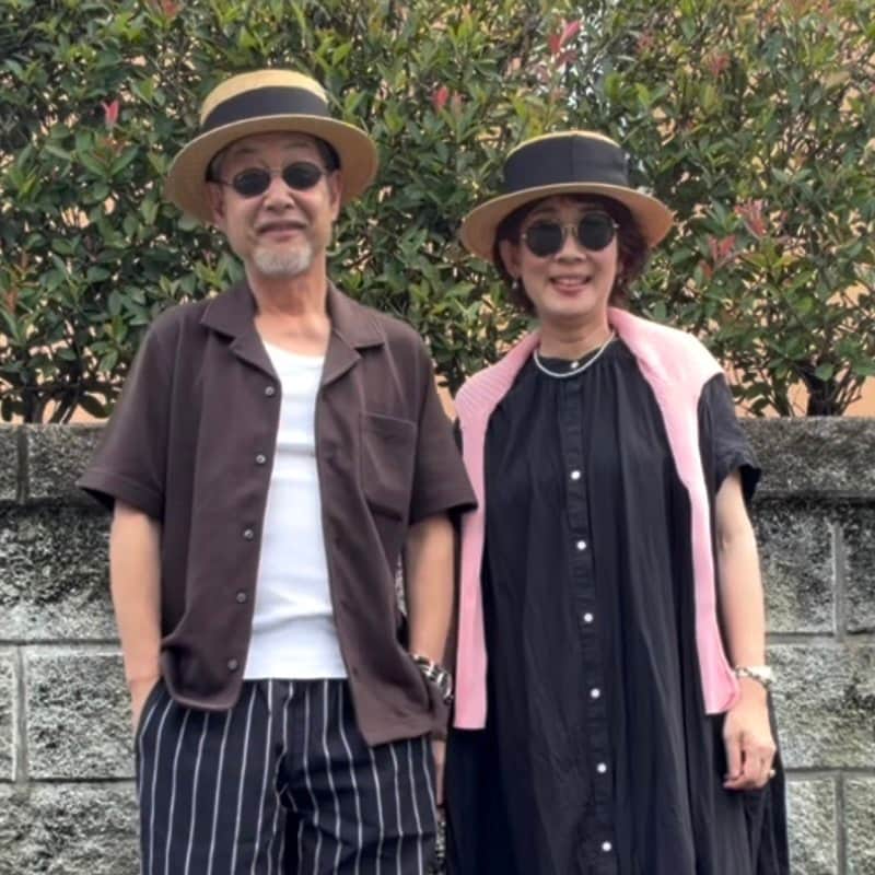 【60代の夫婦】自然な「おそろいファッション」がおしゃれ！ダークカラーを主役にした夏コーデ
