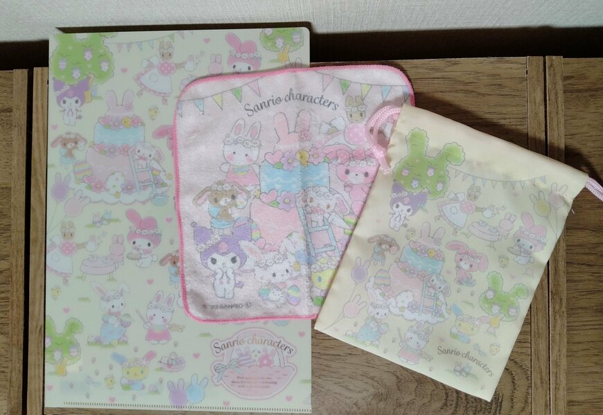 筆者撮影（セリア、A4クリアファイル M/X スプリングガーデン・ハンドタオル M/X スプリングガーデン・ミニ巾着 M/X スプリングガーデン）