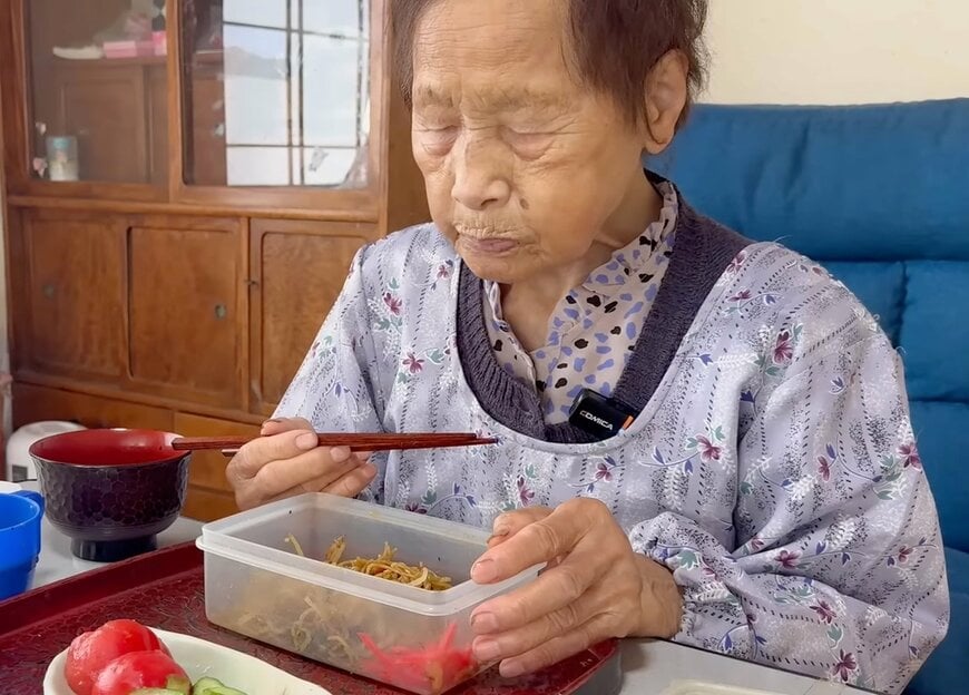 【94歳長寿飯】おばあちゃんが“レンジで作る時短焼きそば” 簡単レシピに反響続出。手際の良さにも注目！