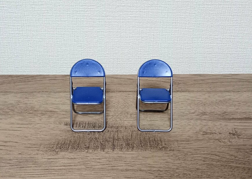 筆者撮影（山田化学株式会社、ミニチュアパイプ椅子 2P）
