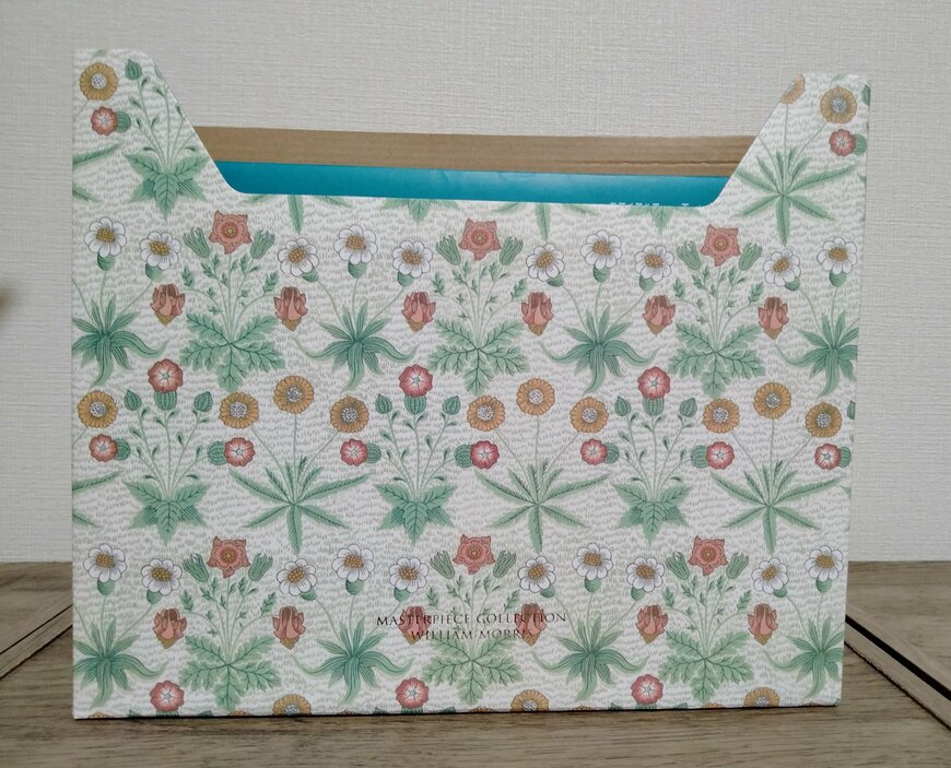 筆者撮影（セリア、A4ファイルボックス 横型 ウィリアム・モリス）