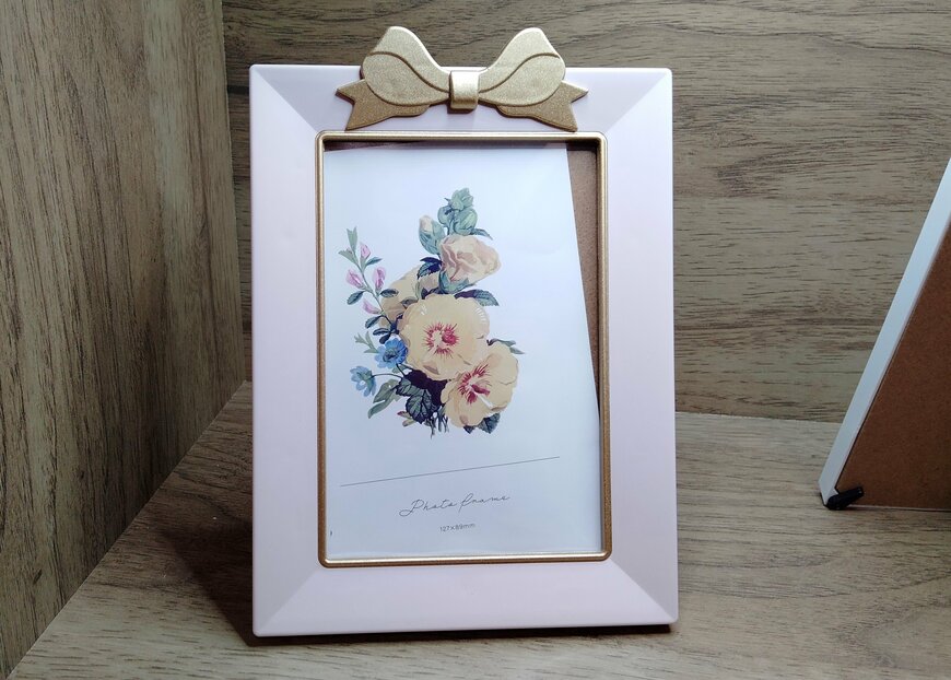 筆者撮影（セリア、フォトフレーム ゴールドリボン）