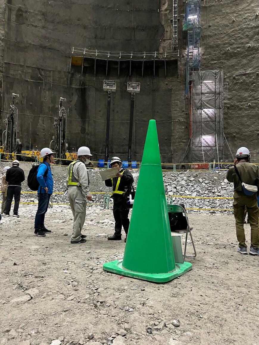 特大サイズの三角コーン