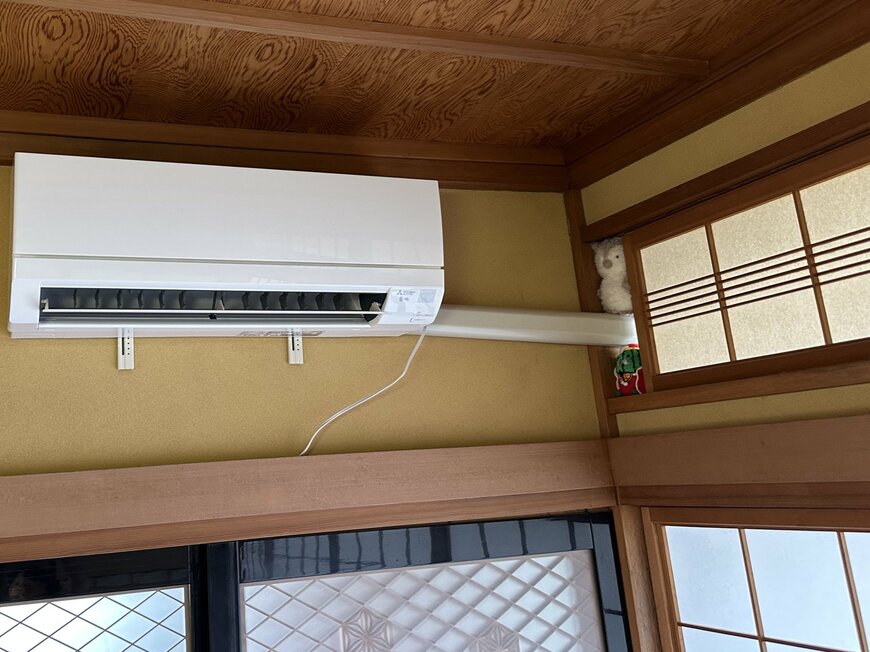 エアコンの配管を通した欄間を塞ぐぬいぐるみ