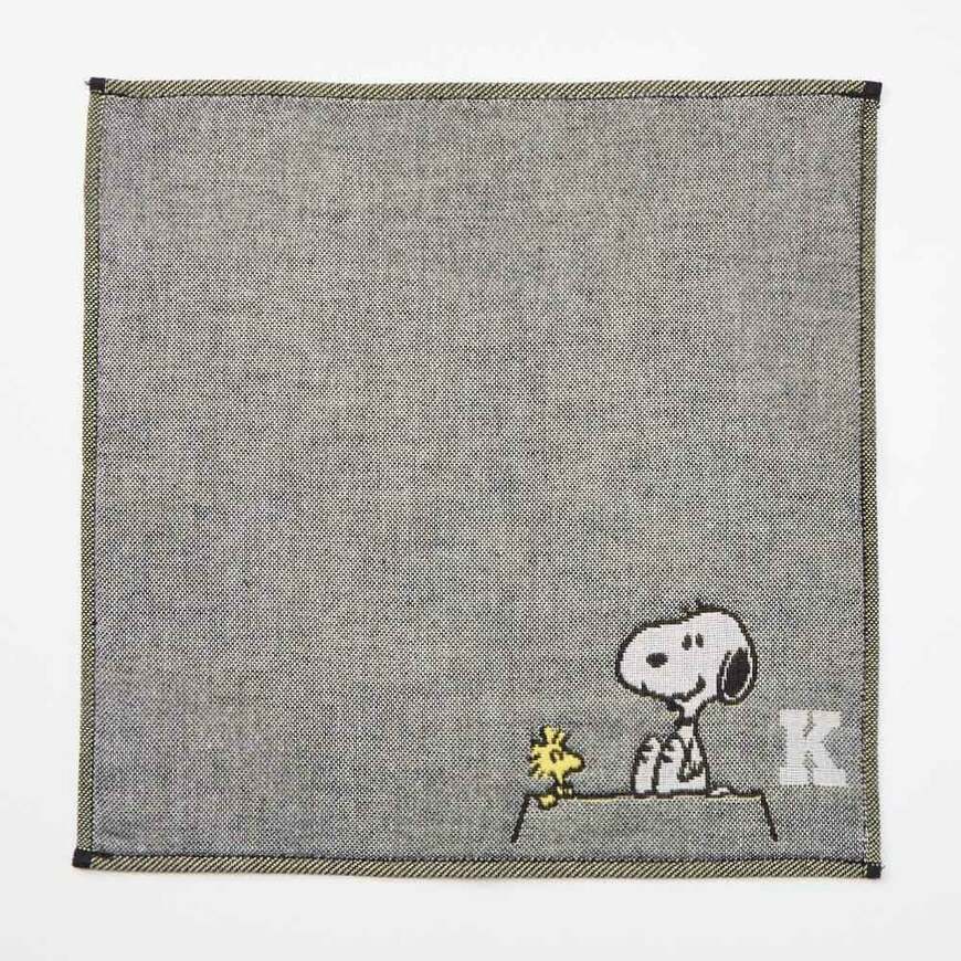 スヌーピーとイニシャルをデザインした赤いリボンも可愛いガーゼハンカチ