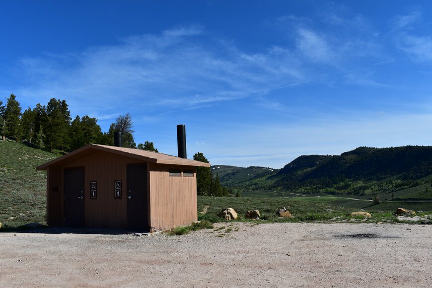 山の中のトイレのイメージ