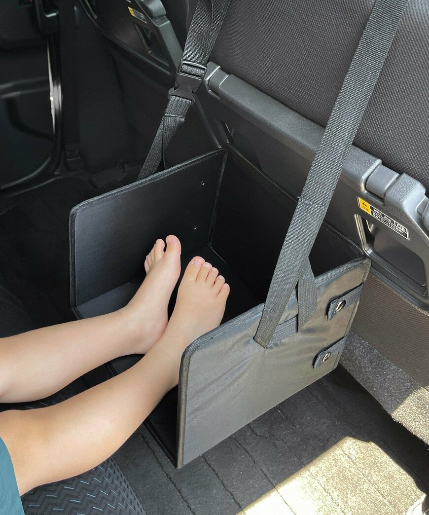 出所：3COINS公式　KIDS用折りたたみフットレスト