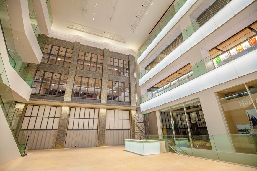 KITTE大阪のアトリウム