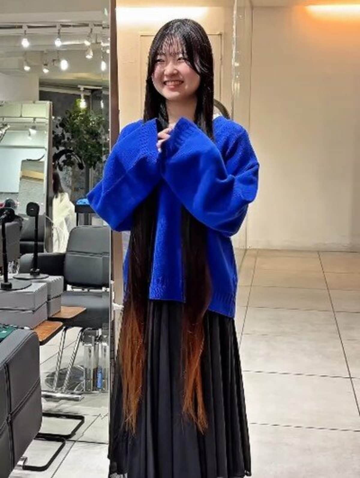膝を超える超ロングヘアをばっさりカットした女性 大胆イメチェンの