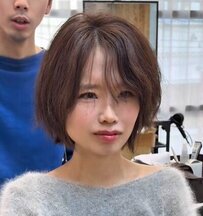 左側の毛量が多いと悩む女性　プロがさらに短くカットすると…変身姿に絶賛！