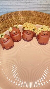 【小粒あられで作る個性的なヘアスタイルのソーセー人】高校生息子と旦那さんへの「シウマイ弁当」がめちゃかわ＆美味しそう！