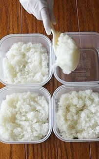 「美味しさのオンパレード！」家族4人分まとめて詰める〈のっけ弁当〉タッパーにおかずドーン！彩り豊かなぎっしり感が話題