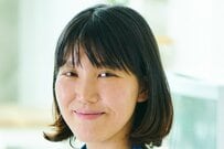 タサン志麻 豊かな自然に囲まれて梅収穫を報告「大きくて、きれいな梅がたくさん取れました」ざるいっぱいの梅と自然体のナチュラルコーデ
