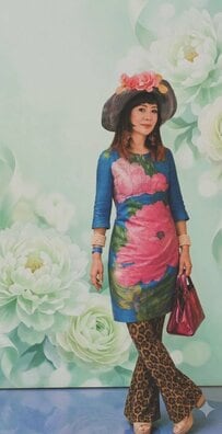 【69歳マダム】某大女優着用のオートクチュールドレスが主役の「60’sレトロコーデ」が素敵！「ワンピースもハットも素敵！」の声