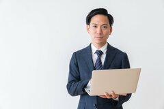中間管理職【係長級の給与一覧表】平均は月39万9200円、人数は161万7180人。最も多い年齢は40歳代後半、年代ごとの平均額はいくらか