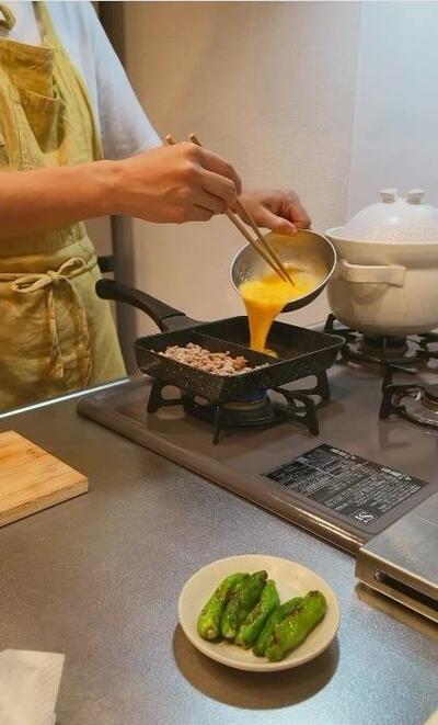 オムレツが焼き上がっていく