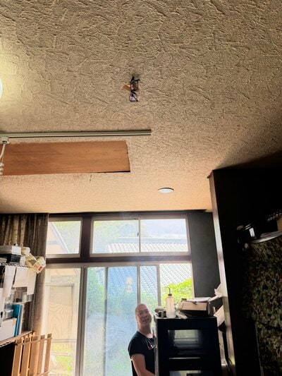 天井に固定された眼鏡