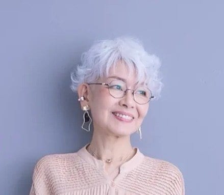 【64歳マダム】グレイヘアモデルによる「ワンピースコーデ」鮮やかピンクの着こなしが勉強になる