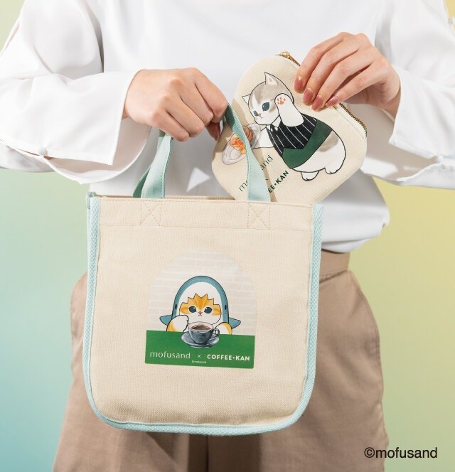 珈琲館の看板商品である炭火珈琲を手にした「サメにゃん」が描かれた特製バッグ