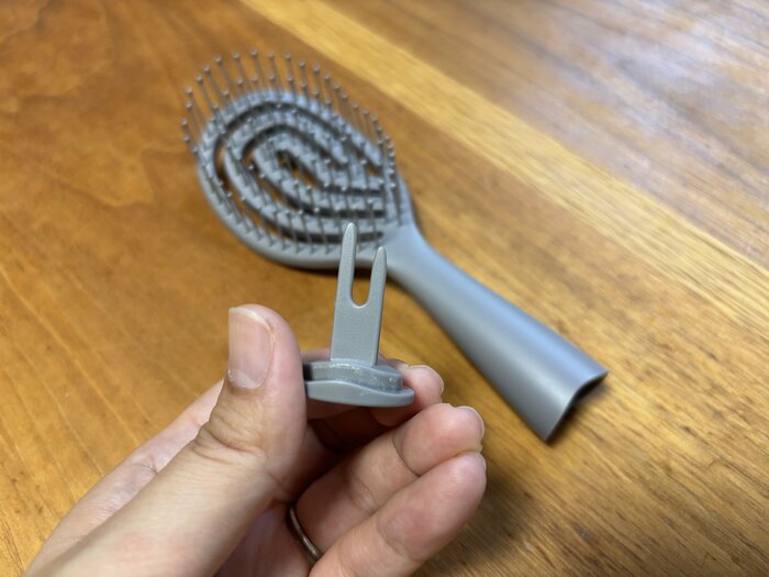 ブラシに絡まった髪は付属のクリーナーで取り除ける