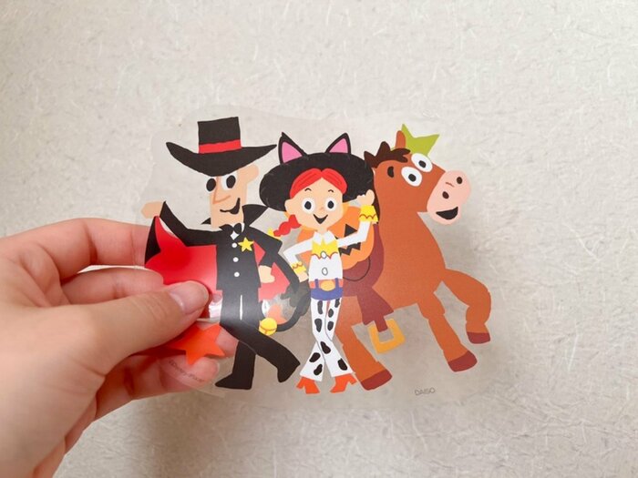 ステッカーの素材はツルツルとしています