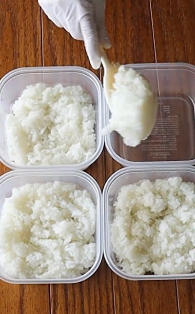 「美味しさのオンパレード!」家族4人分まとめて詰める〈のっけ弁当〉タッパーにおかずドーン!彩り豊かなぎっしり感が話題