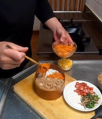 5種類の具でカラフル＆食欲をそそる見栄えの良さ！父が高校生の息子に作る彩りの綺麗な【そぼろ丼弁当】にコメント続々