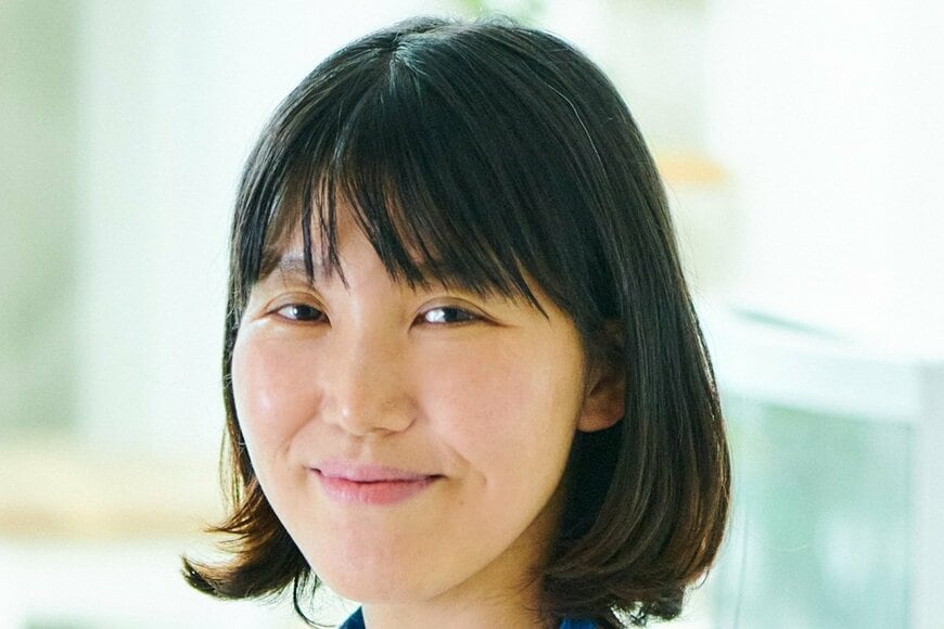 タサン志麻 豊かな自然に囲まれて梅収穫を報告「大きくて、きれいな梅がたくさん取れました」ざるいっぱいの梅と自然体のナチュラルコーデ
