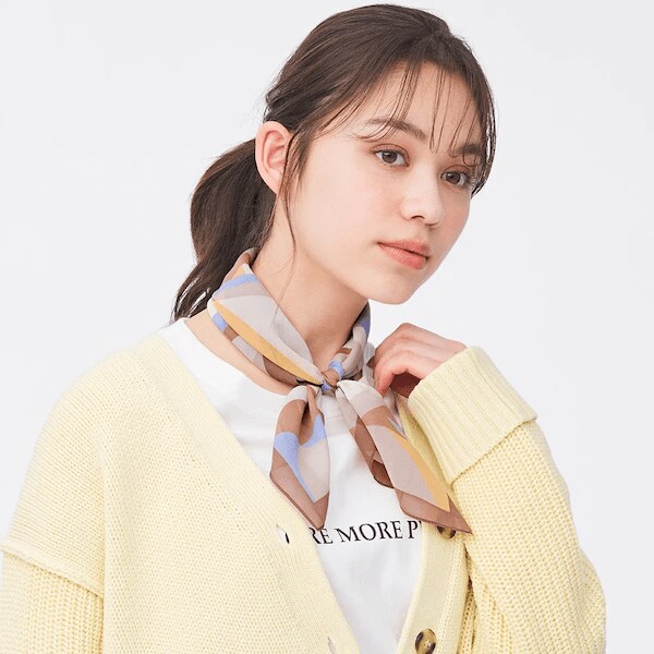 出所：GU　幾何学スカーフ