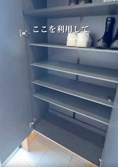【100均活用】ダイソーのアイテムで...→〈玄関の靴箱〉の中に便利な収納を作る！簡単取り付けで超便利！