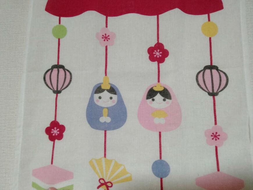 筆者撮影（セリア、ひなまつり手ぬぐい風タオル つるし雛柄）