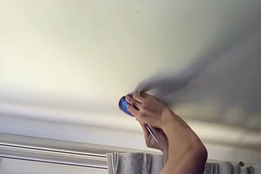 「下から見た肉球の迫力！」愛猫たちのために…天井に〈透明の見晴らし台〉DIY→猫ちゃんの裏側を見放題!?