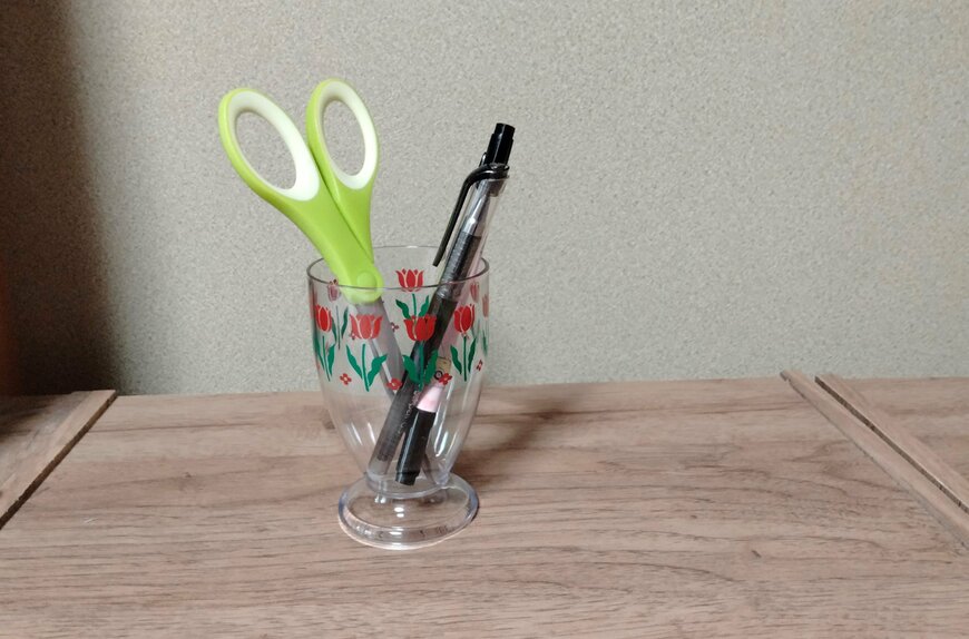 筆者撮影（セリア、足つきクリアカップ 1P レトロフラワー）