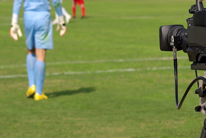 賛否両論、サッカーの「ビデオ判定」は是か非か