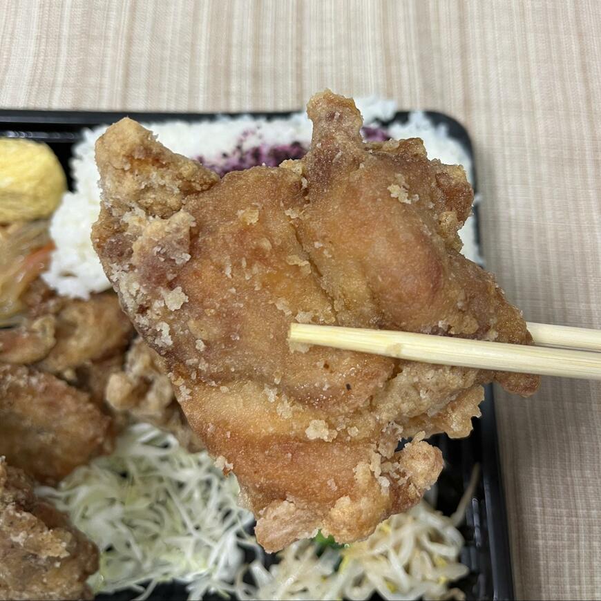 から揚げはご飯にもお酒にも合う味。